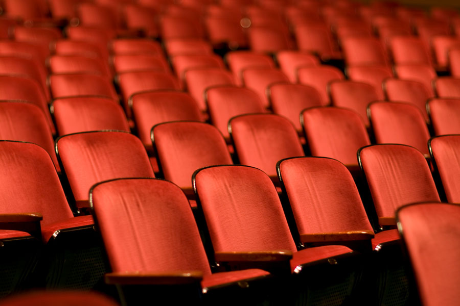 Teatersal med röda sammetsstolar