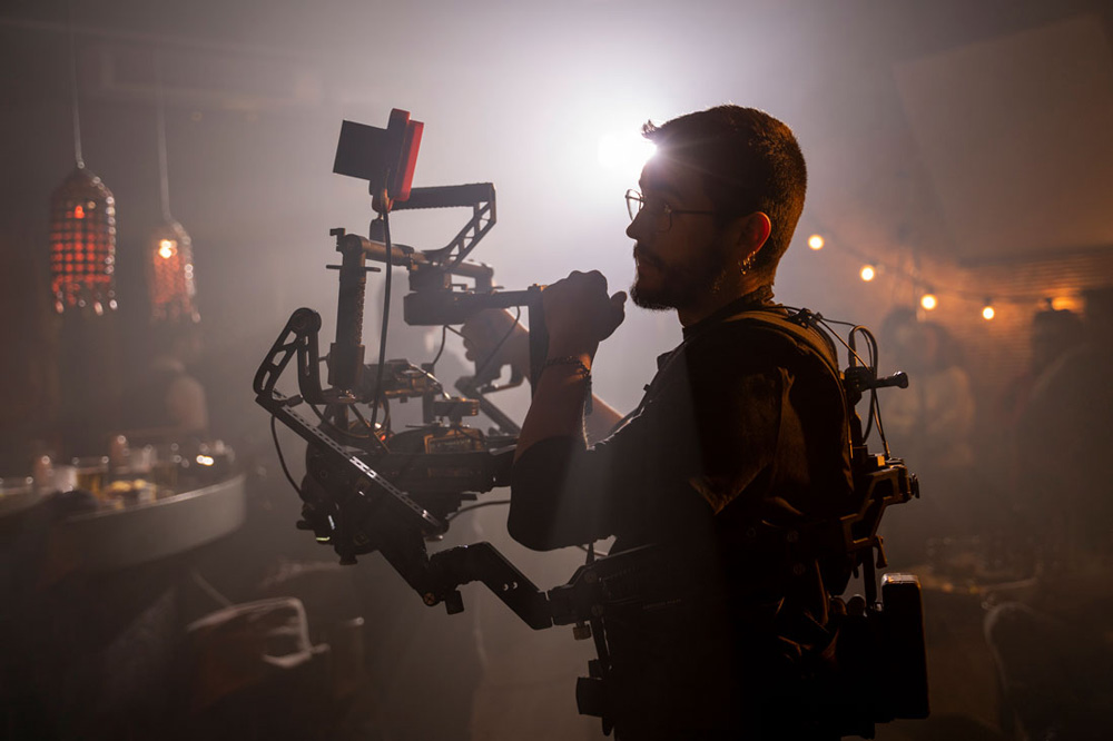 Kameraman som filmar med professionell videokamera under produktion