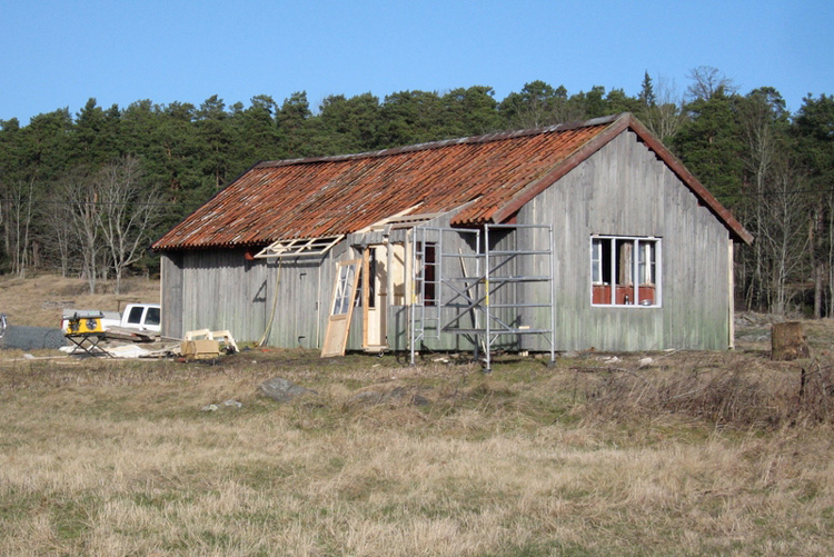En kuliss av ett hus på en äng
