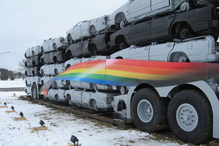 Sidan av en framtida buss med bilar på hög