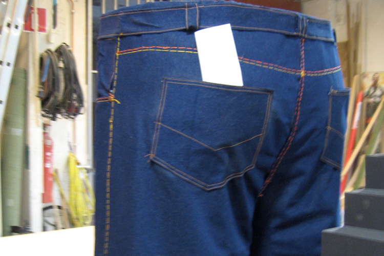 En staty av ett par jeans