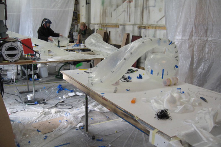 En skulptur byggs i en atelje